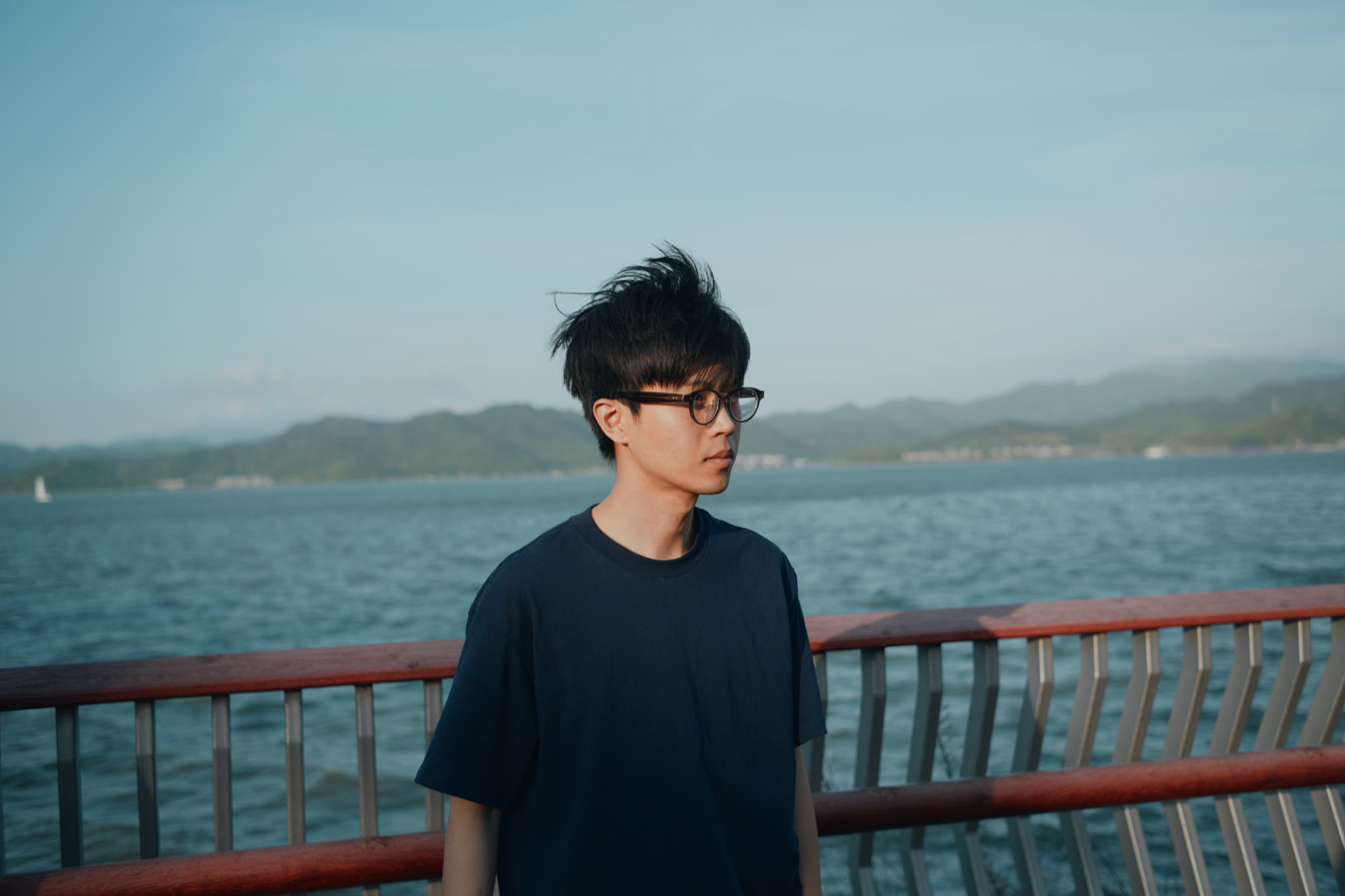 王鲲在湖边的照片